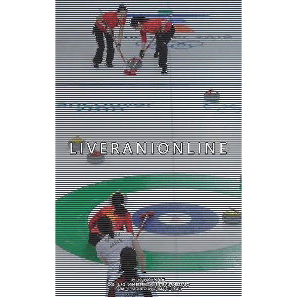 (100218) -- VANCOUVER, Feb. 18, 2010 () -- China\'s Yue Qingshuang (R) and Zhou Yan (L) brush the ice during the women\'s curling round robin match against Japan at the 2010 Winter Olympic Games in the Vancouver, Canada, on Feb. 18, 2010. China won 9-5. (/Qi Heng) (hy) /Agenzia Aldo Liverani Sas - ITALY ONLY - CANADA: 21mi GIOCHI OLIMPICI INVERNALI OLIMPIADI DI VANCOUVER 2010
