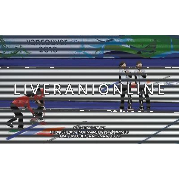 (100218) -- VANCOUVER, Feb. 18, 2010 () -- China\'s Yue Qingshuang (1st L) and Zhou Yan (2nd L) brush the ice as Japanese players Kotomi Ishizaki (2nd R) and Mari Motohashi (1st R) looks during the women\'s curling round robin match against Japan at the 2010 Winter Olympic Games in the Vancouver, Canada, on Feb. 18, 2010. China won 9-5. (/Qi Heng) (hy) /Agenzia Aldo Liverani Sas - ITALY ONLY - CANADA: 21mi GIOCHI OLIMPICI INVERNALI OLIMPIADI DI VANCOUVER 2010