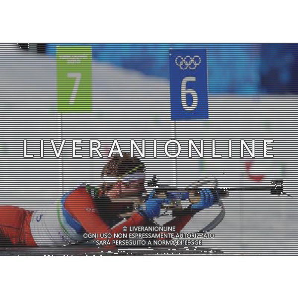 (100218) -- WHISTLER, Feb. 18, 2010 () -- Emil Hegle Svendsen of Norway shoots in the men\'s biathlon 20km individual competition at the 2010 Winter Olympic Games in Whistler, Canada, on Feb. 18, 2010. Svendsen won the gold with a time of 48 minutes and 22.5 seconds. (/Shen Hong) (hy) /Agenzia Aldo Liverani Sas - ITALY ONLY - CANADA: 21mi GIOCHI OLIMPICI INVERNALI OLIMPIADI DI VANCOUVER 2010