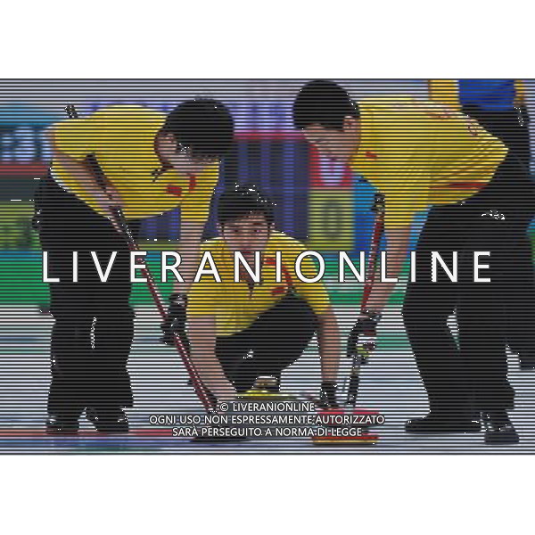 (100218) -- VANCOUVER, Feb. 18, 2010 () -- China\'s Xu Xiaoming (C) throws the stone during the men\'s curling round robin match against Sweden at the 2010 Winter Olympic Games in the Vancouver, Canada, on Feb. 18, 2010. (/Qi Heng) (hy) /Agenzia Aldo Liverani Sas - ITALY ONLY - CANADA: 21mi GIOCHI OLIMPICI INVERNALI OLIMPIADI DI VANCOUVER 2010