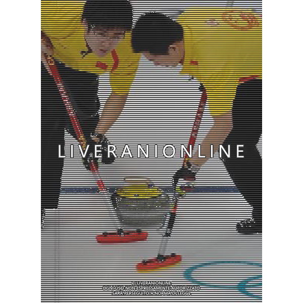 (100218) -- VANCOUVER, Feb. 18, 2010 () -- China\'s Zang Jialiang (L) and Liu Rui brush the ice during the men\'s curling round robin match against Sweden at the 2010 Winter Olympic Games in the Vancouver, Canada, on Feb. 18, 2010. (/Qi Heng) (hy) /Agenzia Aldo Liverani Sas - ITALY ONLY - CANADA: 21mi GIOCHI OLIMPICI INVERNALI OLIMPIADI DI VANCOUVER 2010