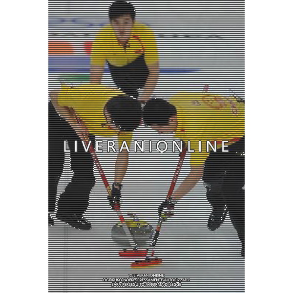 (100218) -- VANCOUVER, Feb. 18, 2010 () -- China\'s Liu Rui (R) and Zang Jialiang (L) brush the ice during the men\'s curling round robin match against Sweden at the 2010 Winter Olympic Games in the Vancouver, Canada, on Feb. 18, 2010. (/Qi Heng) (hy) /Agenzia Aldo Liverani Sas - ITALY ONLY - CANADA: 21mi GIOCHI OLIMPICI INVERNALI OLIMPIADI DI VANCOUVER 2010