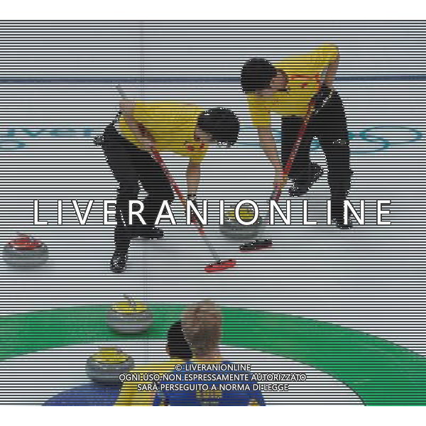 (100218) -- VANCOUVER, Feb. 18, 2010 () -- China\'s Zang Jialiang (L) and Xu Xiaoming (R) brush the ice during the men\'s curling round robin match against Sweden at the 2010 Winter Olympic Games in the Vancouver, Canada, on Feb. 18, 2010. (/Qi Heng) (hy) /Agenzia Aldo Liverani Sas - ITALY ONLY - CANADA: 21mi GIOCHI OLIMPICI INVERNALI OLIMPIADI DI VANCOUVER 2010