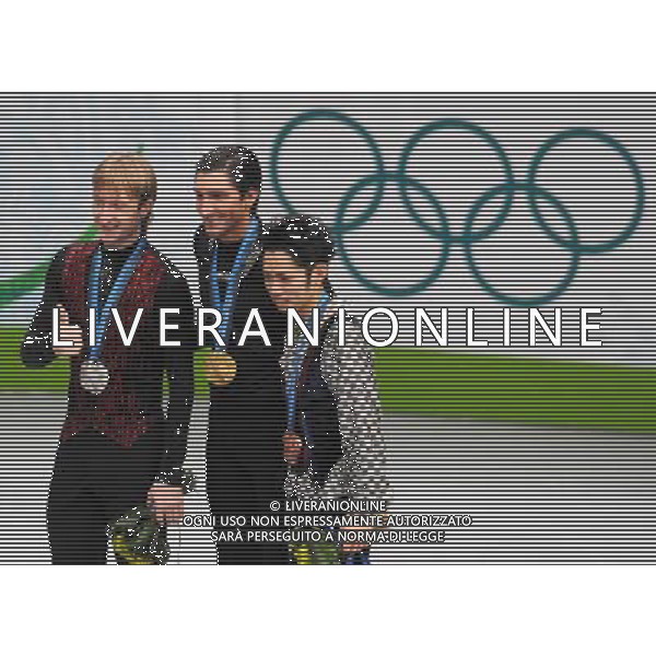 (100218) -- VANCOUVER, Feb. 18, 2010 () -- Gold medalist Evan Lysacek of the United States (C), silver medalist Evgeni Plushenko of Russia (L) and bronze medalist Daisuke Takahashi of Japan pose on the podium during the awarding ceremony for the men\'s figure skating at the 2010 Winter Olympic Games in Vancouver, Canada, on Feb. 18, 2010. (/Yang Lei) (hy) /Agenzia Aldo Liverani Sas - ITALY ONLY - CANADA: 21mi GIOCHI OLIMPICI INVERNALI OLIMPIADI DI VANCOUVER 2010