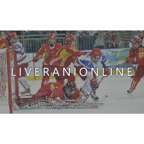 (100218) -- VANCOUVER, Feb. 18, 2010 () -- China\'s goalie Shi Yao (Below) defends during the women\'s preliminary round group B match with Russia at the 2010 Winter Olympic Games in Vancouver, Canada, on Feb. 18, 2010. China lost 1-2. (/Wu Wei) (hy) /Agenzia Aldo Liverani Sas - ITALY ONLY - CANADA: 21mi GIOCHI OLIMPICI INVERNALI OLIMPIADI DI VANCOUVER 2010