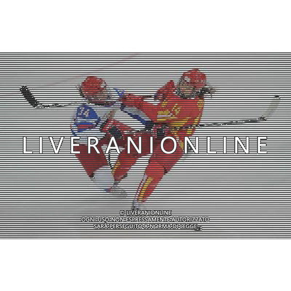 (100218) -- VANCOUVER, Feb. 18, 2010 () -- China\'s Sun Rui (R) vies with Svetlana Tkacheva of Russia during the women\'s preliminary round group B match at the 2010 Winter Olympic Games in Vancouver, Canada, on Feb. 18, 2010. China lost 1-2. (/Wu Wei) (hy) /Agenzia Aldo Liverani Sas - ITALY ONLY - CANADA: 21mi GIOCHI OLIMPICI INVERNALI OLIMPIADI DI VANCOUVER 2010