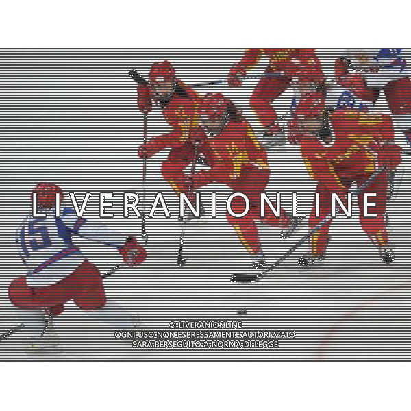 (100218) -- VANCOUVER, Feb. 18, 2010 () -- China\'s Ma Rui (1st R), Sun Rui (3rd L) and Jin Fengling (2nd L) break through during the women\'s preliminary round group B match against Russia at the 2010 Winter Olympic Games in Vancouver, Canada, on Feb. 18, 2010. China lost 1-2. (/Wu Wei) (hy) /Agenzia Aldo Liverani Sas - ITALY ONLY - CANADA: 21mi GIOCHI OLIMPICI INVERNALI OLIMPIADI DI VANCOUVER 2010