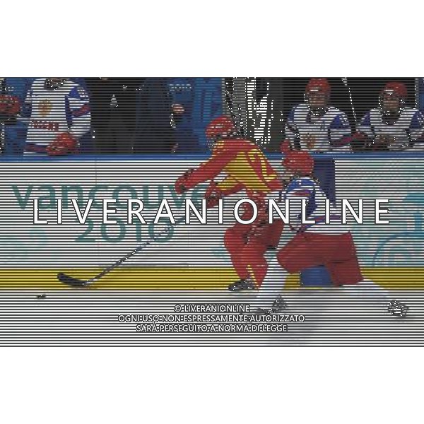 (100218) -- VANCOUVER, Feb. 18, 2010 () -- China\'s Gao Fujin (L) is defended by Olga Sosina of Russia during the women\'s preliminary round group B match at the 2010 Winter Olympic Games in Vancouver, Canada, on Feb. 18, 2010. China lost 1-2. (/Wu Wei) (hy) /Agenzia Aldo Liverani Sas - ITALY ONLY - CANADA: 21mi GIOCHI OLIMPICI INVERNALI OLIMPIADI DI VANCOUVER 2010