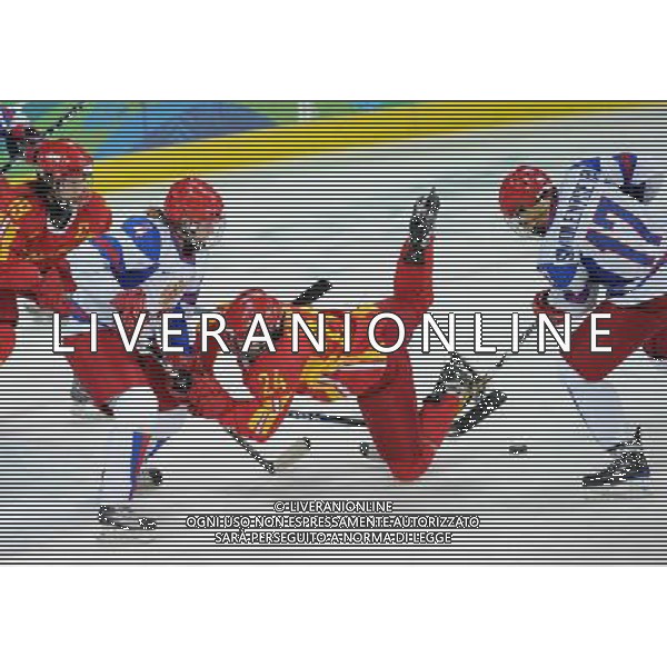 (100218) -- VANCOUVER, Feb. 18, 2010 () -- China\'s Tang Liang (2nd R) is defended by Russian players during the women\'s preliminary round group B match at the 2010 Winter Olympic Games in Vancouver, Canada, on Feb. 18, 2010. China lost 1-2. (/Wu Wei) (hy) /Agenzia Aldo Liverani Sas - ITALY ONLY - CANADA: 21mi GIOCHI OLIMPICI INVERNALI OLIMPIADI DI VANCOUVER 2010
