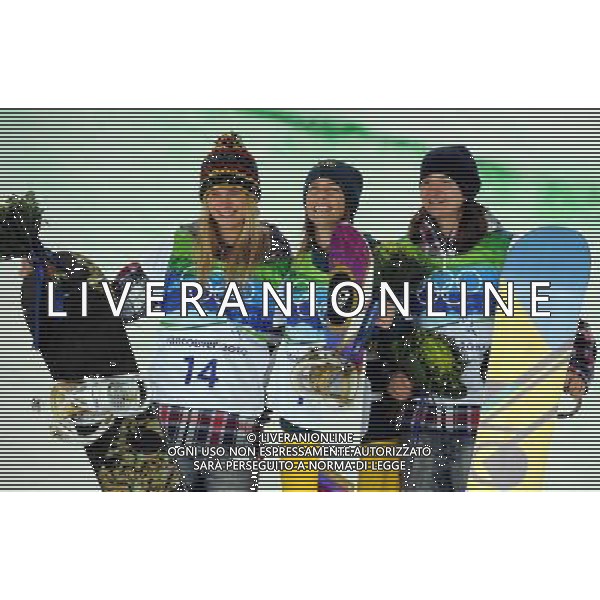(100218) -- VANCOUVER, Feb. 18, 2010 () -- Torah Bright of Australia (C) poses with Hannah Teter (L) of the United States and Kelly Clark of the United States during the awarding ceremony for the women\'s snowboard halfpipe final at the 2010 Winter Olympic Games in Vancouver, Canada, on Feb. 18, 2010. Torah Bright won the gold medal. (/Chen Kai) (hy) /Agenzia Aldo Liverani Sas - ITALY ONLY - CANADA: 21mi GIOCHI OLIMPICI INVERNALI OLIMPIADI DI VANCOUVER 2010