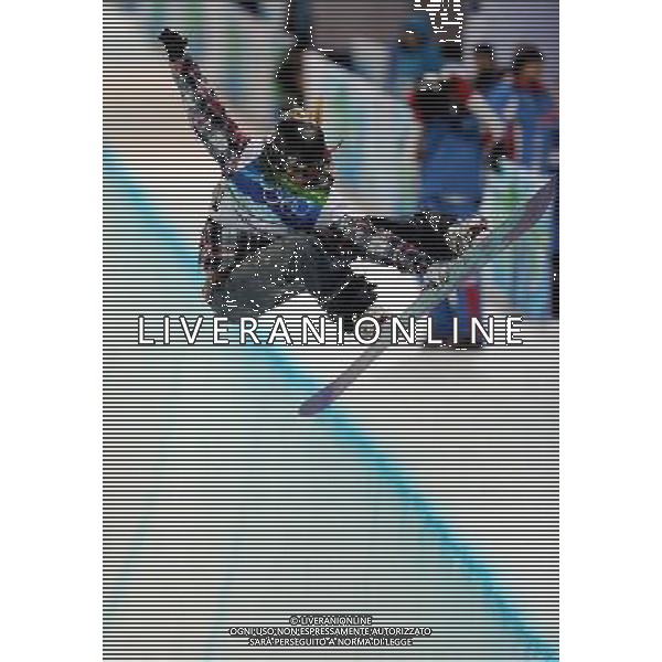 (100218) -- VANCOUVER, Feb. 18, 2010 () -- Hannah Teter of the United States competes in the women\'s snowboard halfpipe final at the 2010 Winter Olympic Games in Vancouver, Canada, on Feb. 18, 2010. Hannah Teter won the silver medal. (/Chen Kai) (hy) /Agenzia Aldo Liverani Sas - ITALY ONLY - CANADA: 21mi GIOCHI OLIMPICI INVERNALI OLIMPIADI DI VANCOUVER 2010
