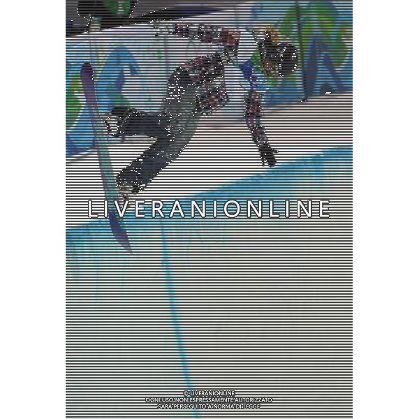 (100218) -- VANCOUVER, Feb. 18, 2010 () -- Hannah Teter of the United States competes in the women\'s snowboard halfpipe final at the 2010 Winter Olympic Games in Vancouver, Canada, on Feb. 18, 2010. Hannah Teter won the silver medal. (/Chen Kai) (hy) /Agenzia Aldo Liverani Sas - ITALY ONLY - CANADA: 21mi GIOCHI OLIMPICI INVERNALI OLIMPIADI DI VANCOUVER 2010