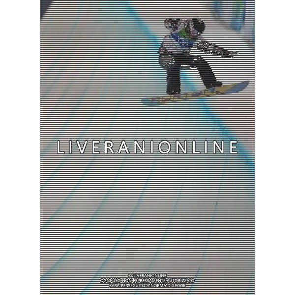 (100218) -- VANCOUVER, Feb. 18, 2010 () -- Kelly Clark of the United States competes in the women\'s snowboard halfpipe final at the 2010 Winter Olympic Games in Vancouver, Canada, on Feb. 18, 2010. Kelly Clark won the bronze medal. (/Chen Kai) (hy) /Agenzia Aldo Liverani Sas - ITALY ONLY - CANADA: 21mi GIOCHI OLIMPICI INVERNALI OLIMPIADI DI VANCOUVER 2010