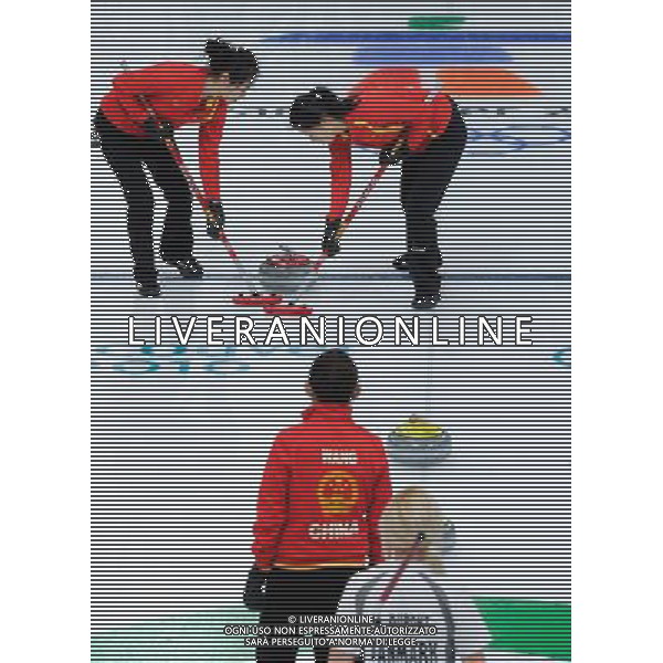 (100220) -- VANCOUVER, Feb. 20, 2010 () -- China\'s Liu Yin (Top R), Yue Qingshuang (Top L) sweep the ice as their teammate Wang Bingyu watches during the women\'s curling round robin match against Denmark at the 2010 Winter Olympic Games in Vancouver, Canada, on Feb. 19, 2010. China won 11-1.(/Qi Heng) (ly) /Agenzia Aldo Liverani Sas - ITALY ONLY - CANADA: 21mi GIOCHI OLIMPICI INVERNALI OLIMPIADI DI VANCOUVER 2010