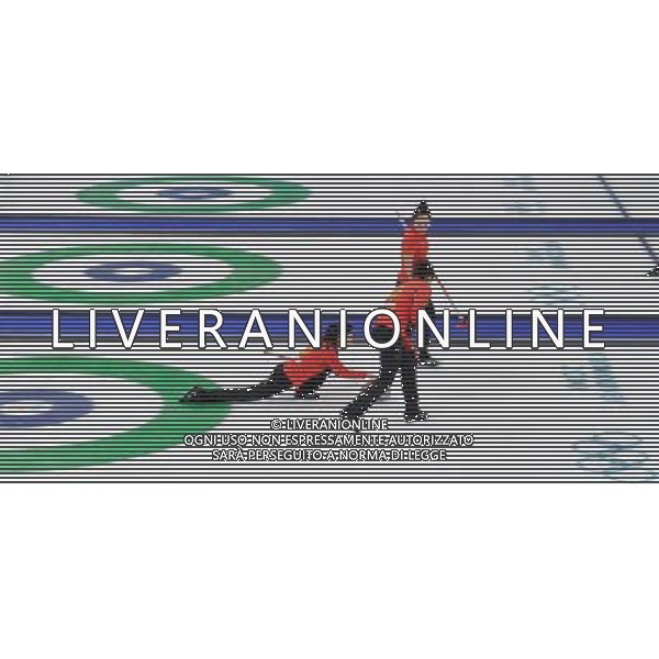 (100220) -- VANCOUVER, Feb. 20, 2010 () -- China\'s Liu Yin (L) delivers the stone during the women\'s curling round robin match against Denmark at the 2010 Winter Olympic Games in Vancouver, Canada, on Feb. 19, 2010. China won 11-1.(/Qi Heng) /Agenzia Aldo Liverani Sas - ITALY ONLY - CANADA: 21mi GIOCHI OLIMPICI INVERNALI OLIMPIADI DI VANCOUVER 2010