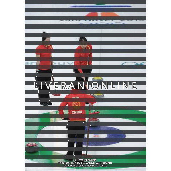 (100220) -- VANCOUVER, Feb. 20, 2010 () -- China\'s Zhou Yan (Top L), Yue Qingshuang (Top R) and Wang Bingyu communicate during their women\'s curling round robin match against Denmark at the 2010 Winter Olympic Games in Vancouver, Canada, on Feb. 19, 2010. China won 11-1. (/Qi Heng) /Agenzia Aldo Liverani Sas - ITALY ONLY - CANADA: 21mi GIOCHI OLIMPICI INVERNALI OLIMPIADI DI VANCOUVER 2010