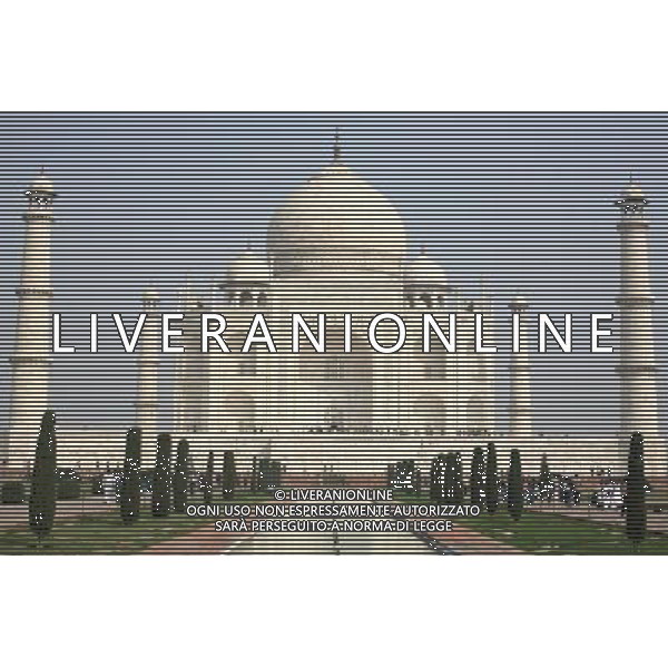 Wednesday, 17 February, 2010, the Taj Mahal in Agra, Uttar Pradesh, India, 200 km south of New Delhi. The building is a mausoleum built by Mughal Emperor Shah Jahan in memory of his favorite wife, Mumtaz Mahal. Photo:Haydn West /Agenzia Aldo Liverani Sas - ITALY ONLY - INDIA: IL MAUSOLEO TAJ MAHAL situato ad Agra, fatto costruire nel 1632 dall\'imperatore moghul Shah Jahan in memoria della moglie Arjumand Banu BegumIl