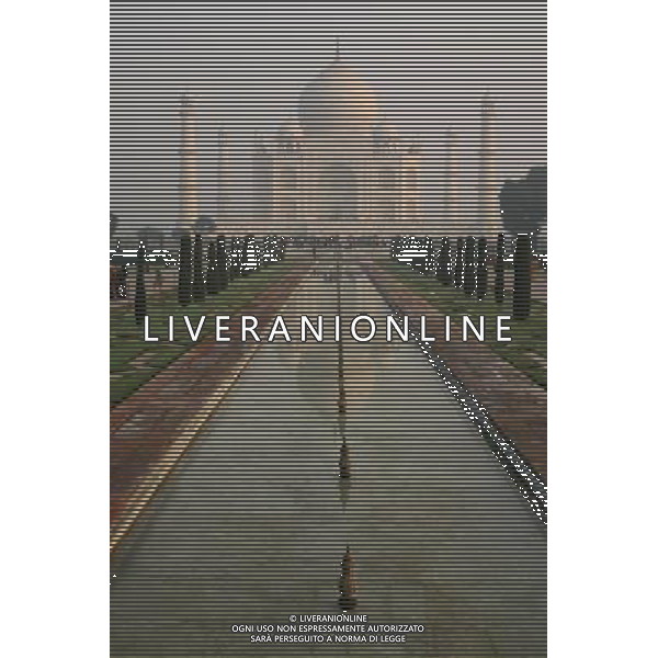 Wednesday, 17 February, 2010, the Taj Mahal in Agra, Uttar Pradesh, India, 200 km south of New Delhi. The building is a mausoleum built by Mughal Emperor Shah Jahan in memory of his favorite wife, Mumtaz Mahal. Photo:Haydn West /Agenzia Aldo Liverani Sas - ITALY ONLY - INDIA: IL MAUSOLEO TAJ MAHAL situato ad Agra, fatto costruire nel 1632 dall\'imperatore moghul Shah Jahan in memoria della moglie Arjumand Banu BegumIl