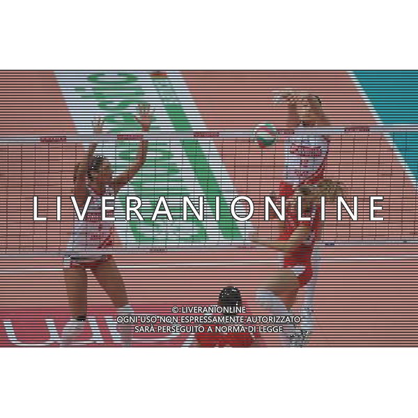 Findomestic Volley Cup - Campionato Pallavolo Serie A1 Femminile Busto Arsizio (VA) 14-02-2010 Yamamay Busto Arsizio - Scavolini Pesaro nella foto: Costagrande (Scavolini) sovrasta sotto rete Fernandinha (Yamamay) foto Garavaglia - ag. Aldo Liverani sas