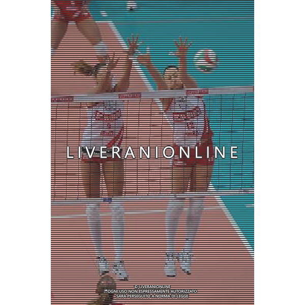 Findomestic Volley Cup - Campionato Pallavolo Serie A1 Femminile Busto Arsizio (VA) 14-02-2010 Yamamay Busto Arsizio - Scavolini Pesaro nella foto: un muro di Dragana Marinkovic a SX e Carolina Costagrande (Scavolini Pesaro) foto Garavaglia - ag. Aldo Liverani sas
