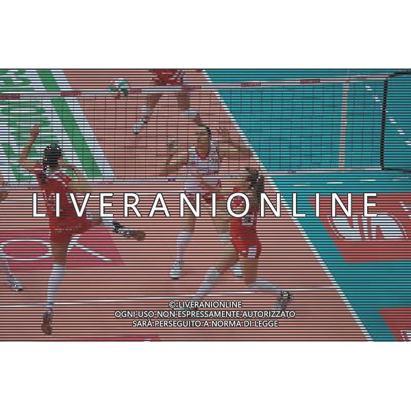Findomestic Volley Cup - Campionato Pallavolo Serie A1 Femminile Busto Arsizio (VA) 14-02-2010 Yamamay Busto Arsizio - Scavolini Pesaro nella foto: Fernandinha, a DX, innesca un attacco di Crisanti (Yamamay) foto Garavaglia - ag. Aldo Liverani sas