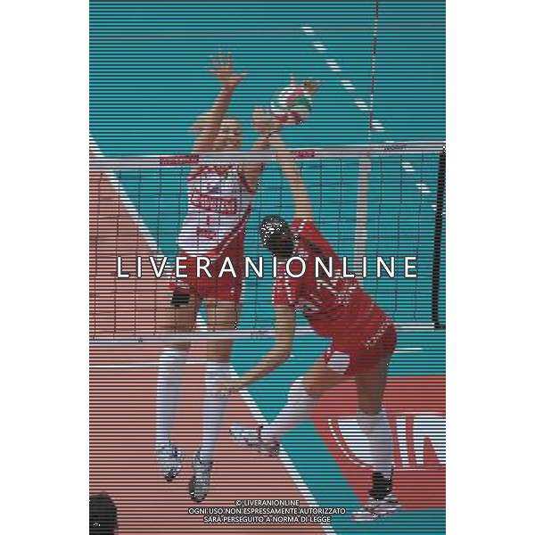 Findomestic Volley Cup - Campionato Pallavolo Serie A1 Femminile Busto Arsizio (VA) 14-02-2010 Yamamay Busto Arsizio - Scavolini Pesaro nella foto: un muro di Senna Usic (Scavolini Pesaro) foto Garavaglia - ag. Aldo Liverani sas
