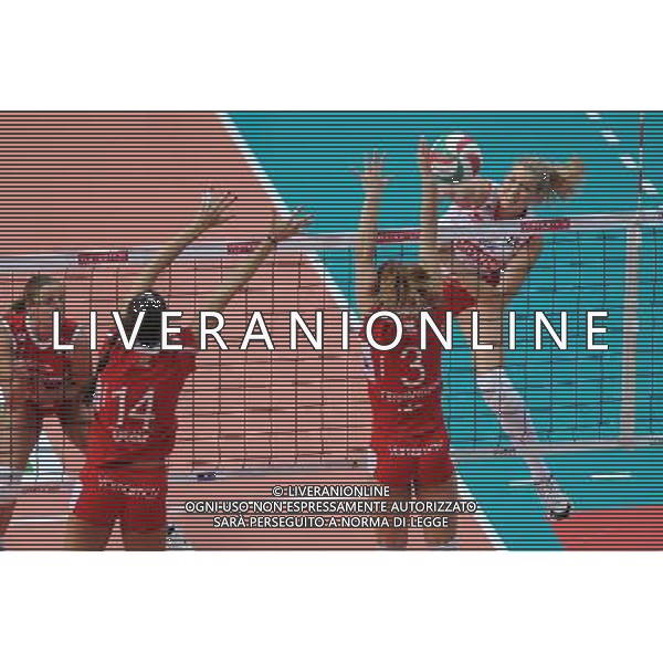Findomestic Volley Cup - Campionato Pallavolo Serie A1 Femminile Busto Arsizio (VA) 14-02-2010 Yamamay Busto Arsizio - Scavolini Pesaro nella foto: un attacco di Senna (Scavolini) foto Garavaglia - ag. Aldo Liverani sas