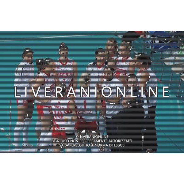 Findomestic Volley Cup - Campionato Pallavolo Serie A1 Femminile Busto Arsizio (VA) 14-02-2010 Yamamay Busto Arsizio - Scavolini Pesaro nella foto: un timeout della Scavolini Pesaro e al centro l\'allenatore Angelo Anibal Vercesi foto Garavaglia - ag. Aldo Liverani sas