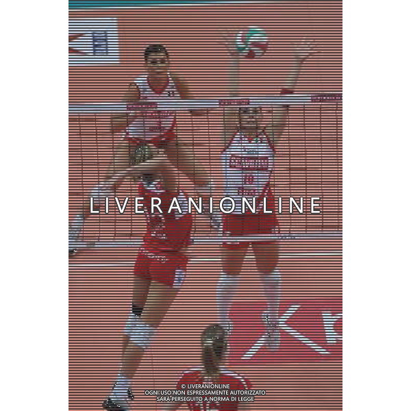 Findomestic Volley Cup - Campionato Pallavolo Serie A1 Femminile Busto Arsizio (VA) 14-02-2010 Yamamay Busto Arsizio - Scavolini Pesaro nella foto: un muro di Francesca Ferretti a DX (Scavolini Pesaro) foto Garavaglia - ag. Aldo Liverani sas