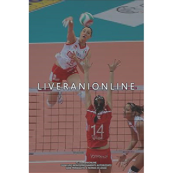 Findomestic Volley Cup - Campionato Pallavolo Serie A1 Femminile Busto Arsizio (VA) 14-02-2010 Yamamay Busto Arsizio - Scavolini Pesaro nella foto: un attacco di Costagrande foto Garavaglia - ag. Aldo Liverani sas