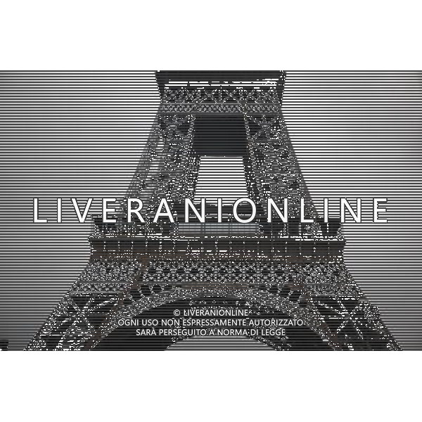 (100211) -- PARIS, Feb. 11, 2010 () -- The Eiffel Tower is coverd by a layer of snow in Paris, capital of France, on Feb. 10, 2010. The traffic in France was severely affected by the snow hitting here on Wednesday. (/Zhang Yuwei) (wjd) /Agenzia Aldo Liverani Sas - ITALY ONLY - PARIGI: LA TORRE EIFFEL SOTTO LA NEVE - NEVICATA