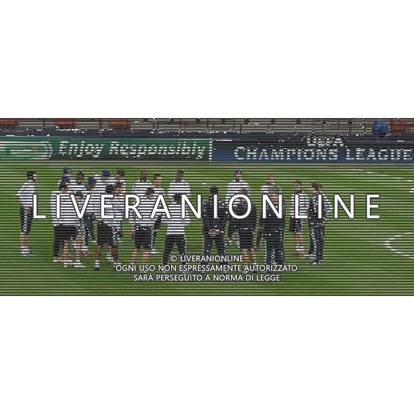 Champions League 2009/2010 Ottavi di Finale Andata Milano - 23.02.2010 Allenamento prepartita Chelsea Nella Foto: CARLO ANCELOTTI PARLA AL GRUPPO /Ph.Vitez-Ag. Aldo Liverani