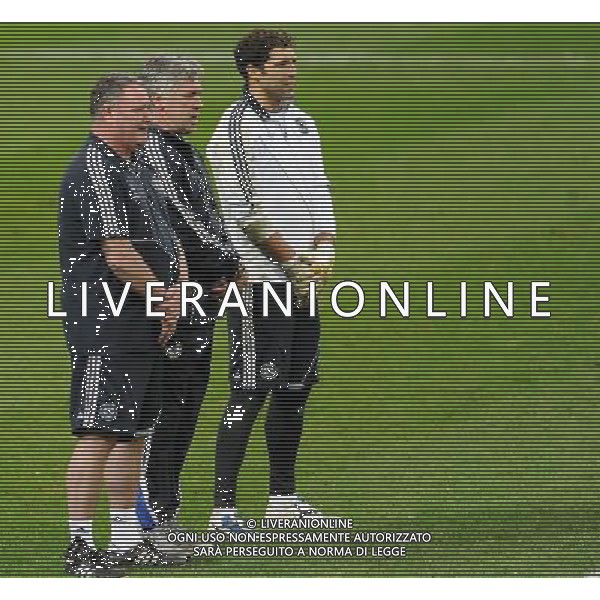 Champions League 2009/2010 Ottavi di Finale Andata Milano - 23.02.2010 Allenamento prepartita Chelsea Nella Foto:CARLO ANCELOTTI FA LA BARRIERA ALLE PUNIZIONI DI DROGBA /Ph.Vitez-Ag. Aldo Liverani