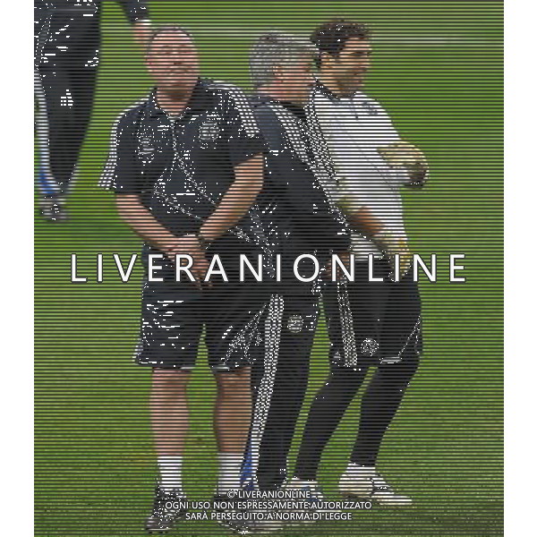 Champions League 2009/2010 Ottavi di Finale Andata Milano - 23.02.2010 Allenamento prepartita Chelsea Nella Foto:CARLO ANCELOTTI FA LA BARRIERA ALLE PUNIZIONI DI DROGBA /Ph.Vitez-Ag. Aldo Liverani