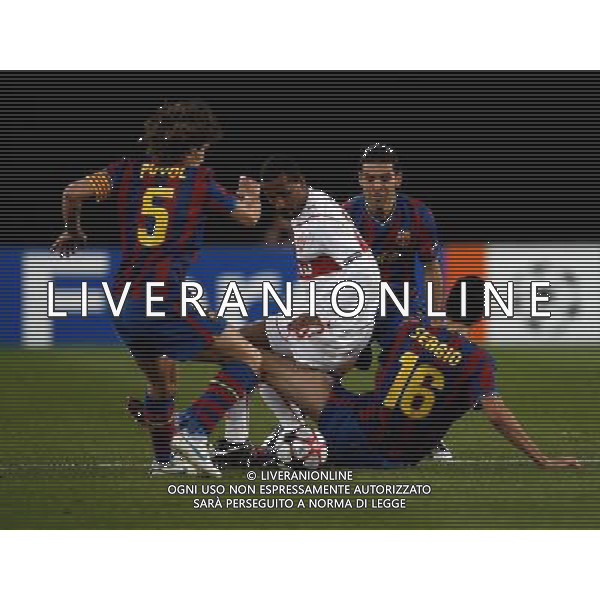 STOCCARDA - BARCELLONA CHAMPIONS LEAGUE Fu§ball,Fussball, 23.02.2010 Champions League, Achtelfinale, Saison 2009/2010 VFB Stuttgart, FC Barcelona, Barca, Champions League, Uefa 1 : 1 Zweikampf, Cacau, mitte, links, Carles Puyol, rechts, Sergio Busquets, mitte, hinten,Rafael Marquez PH.FIRO/AG ALDO LIVERANI SAS ITALY ONLY *** Local Caption *** ITALY ONLY