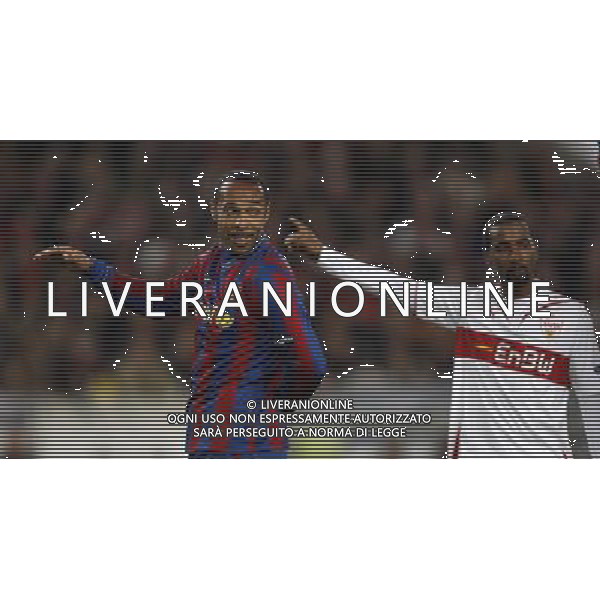 STOCCARDA - BARCELLONA CHAMPIONS LEAGUE Fu§ball,Fussball, 23.02.2010 Champions League, Achtelfinale, Saison 2009/2010 VFB Stuttgart, FC Barcelona, Barca, Champions League, Uefa 1 : 1 halbe Figur, links, Thierry Henry, Gestik, rechts, Cacau, Stuttgart PH.FIRO/AG ALDO LIVERANI SAS ITALY ONLY *** Local Caption *** ITALY ONLY