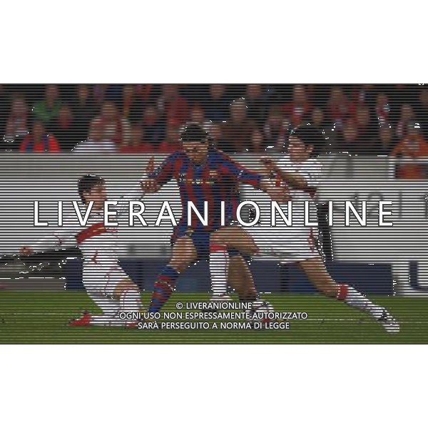 STOCCARDA - BARCELLONA CHAMPIONS LEAGUE Fu§ball,Fussball, 23.02.2010 Champions League, Achtelfinale, Saison 2009/2010 VFB Stuttgart, FC Barcelona, Barca, Champions League, Uefa 1 : 1 Zweikampf,Zlatan Ibrahimovic, mitte, links, Stefano Celozzi, rechts, Sami Khedira, Stuttgart PH.FIRO/AG ALDO LIVERANI SAS ITALY ONLY *** Local Caption *** ITALY ONLY