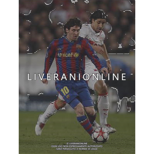 STOCCARDA - BARCELLONA CHAMPIONS LEAGUE Fu§ball,Fussball, 23.02.2010 Champions League, Achtelfinale, Saison 2009/2010 VFB Stuttgart, FC Barcelona, Barca, Champions League, Uefa 1 : 1 Zweikampf, Lionel Messi, Barca, links, rechts, Sami Khedira PH.FIRO/AG ALDO LIVERANI SAS ITALY ONLY *** Local Caption *** ITALY ONLY