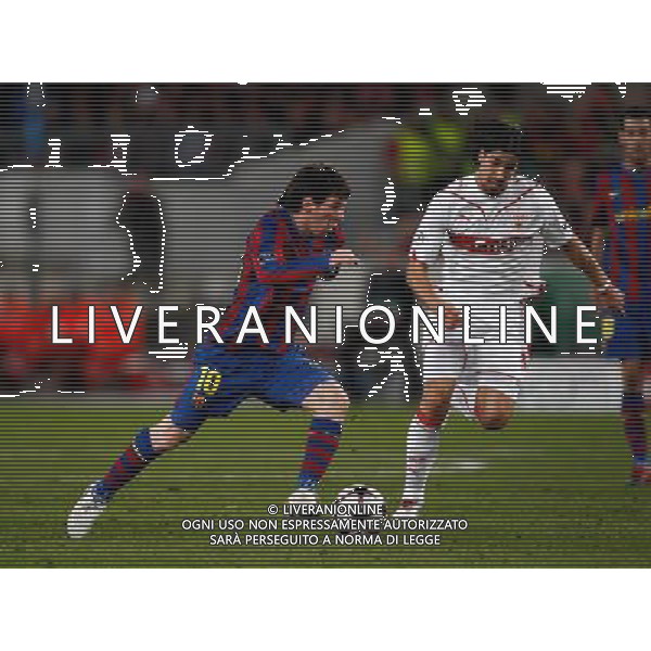 STOCCARDA - BARCELLONA CHAMPIONS LEAGUE Fu§ball,Fussball, 23.02.2010 Champions League, Achtelfinale, Saison 2009/2010 VFB Stuttgart, FC Barcelona, Barca, Champions League, Uefa 1 : 1 Zweikampf, Lionel messi, links, barca, rechts, Sami Khedira PH.FIRO/AG ALDO LIVERANI SAS ITALY ONLY *** Local Caption *** ITALY ONLY