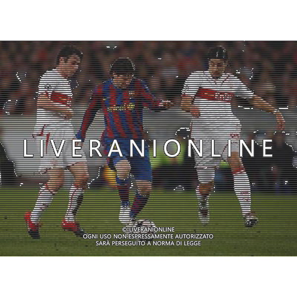 STOCCARDA - BARCELLONA CHAMPIONS LEAGUE Fu§ball,Fussball, 23.02.2010 Champions League, Achtelfinale, Saison 2009/2010 VFB Stuttgart, FC Barcelona, Barca, Champions League, Uefa 1 : 1 Zweikampf, Lionel messi, mitte, barca, links, Christian TrŠsch, rechts, Sami Khedira PH.FIRO/AG ALDO LIVERANI SAS ITALY ONLY *** Local Caption *** ITALY ONLY