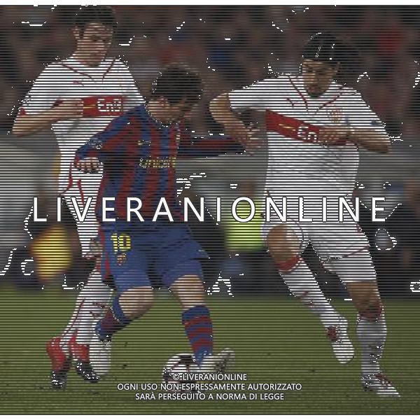 STOCCARDA - BARCELLONA CHAMPIONS LEAGUE Fu§ball,Fussball, 23.02.2010 Champions League, Achtelfinale, Saison 2009/2010 VFB Stuttgart, FC Barcelona, Barca, Champions League, Uefa 1 : 1 Zweikampf, Lionel Messi, mitte, links, Christian TrŠsch, rechts, Sami Khedira, Stuttgart PH.FIRO/AG ALDO LIVERANI SAS ITALY ONLY *** Local Caption *** ITALY ONLY