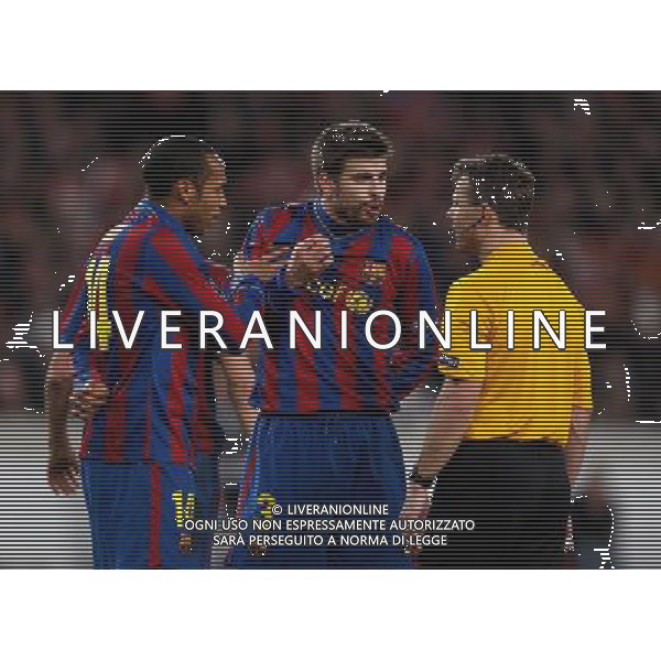 STOCCARDA - BARCELLONA CHAMPIONS LEAGUE Fu§ball,Fussball, 23.02.2010 Champions League, Achtelfinale, Saison 2009/2010 VFB Stuttgart, FC Barcelona, Barca, Champions League, Uefa 1 : 1 Gerard Pique, mitte, Barca,links, Thierry Henry, beschwert sich bei Schiedsrichter, Bjorn Kuipers, Gestik PH.FIRO/AG ALDO LIVERANI SAS ITALY ONLY *** Local Caption *** ITALY ONLY