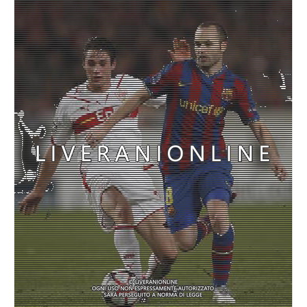 STOCCARDA - BARCELLONA CHAMPIONS LEAGUE Fu§ball,Fussball, 23.02.2010 Champions League, Achtelfinale, Saison 2009/2010 VFB Stuttgart, FC Barcelona, Barca, Champions League, Uefa 1 : 1 Zweikampf, Christian TrŠsch, links, rechts, Andres Iniesta PH.FIRO/AG ALDO LIVERANI SAS ITALY ONLY *** Local Caption *** ITALY ONLY