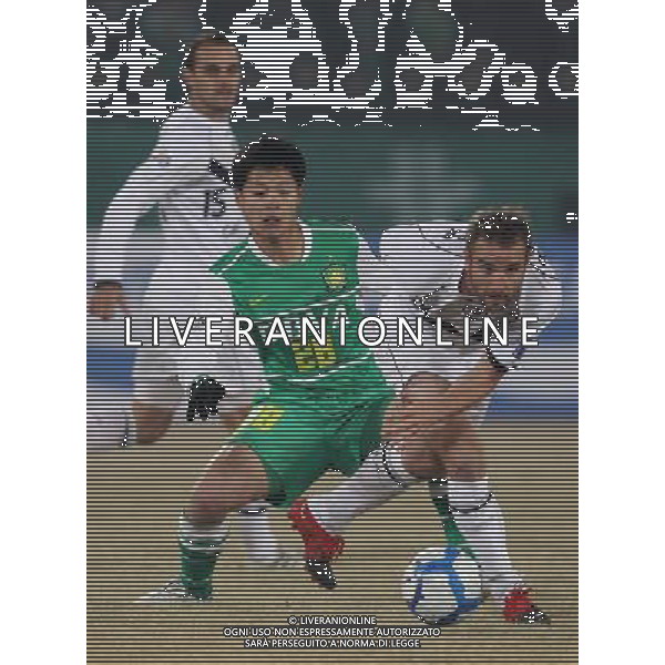 Zhu Yifan (L #28) of Beijing Guoan vies with BREBNER GRANT IAN (R #8) Australia\'s Melbourne Victory during a Group E match in the AFC Champions League in Beijing , China on Tuesday , Feb 23, 2010.Beijing Guoan won over Melbourne Victory with 1-0.(Photo By Zheng Ze/ColorChinaPhoto) - Ag. Aldo Liverani sas ITALY ONLY PARTITA COPPA CAMPIONI AFC ( Asian Football Confederation - competizione calcistica per squadre di club asiatiche) - Beijing Guoan vs Melbourne Victory