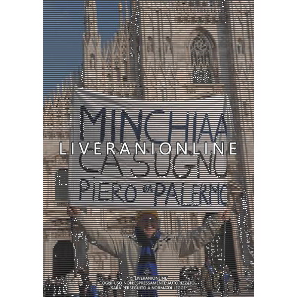 MILANO 24/2/2010 PIAZZA DUOMO TIFOSI DEL CHELSEA E DELL\' INTER SEPARATI DALLA POLIZIA FOTO ROMANO/AG ALDO LIVERANI