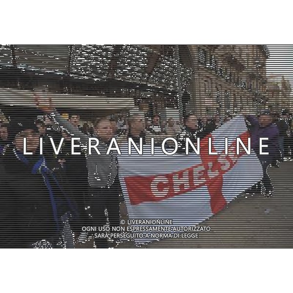 MILANO 24/2/2010 PIAZZA DUOMO TIFOSI DEL CHELSEA E DELL\' INTER SEPARATI DALLA POLIZIA FOTO ROMANO/AG ALDO LIVERANI