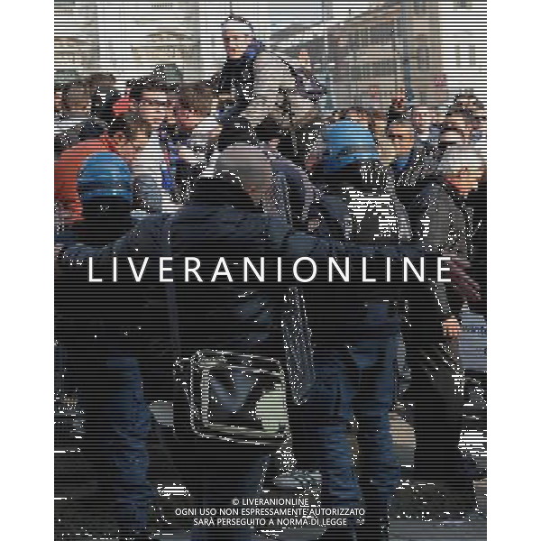 MILANO 24/2/2010 PIAZZA DUOMO TIFOSI DEL CHELSEA E DELL\' INTER SEPARATI DALLA POLIZIA FOTO ROMANO/AG ALDO LIVERANI