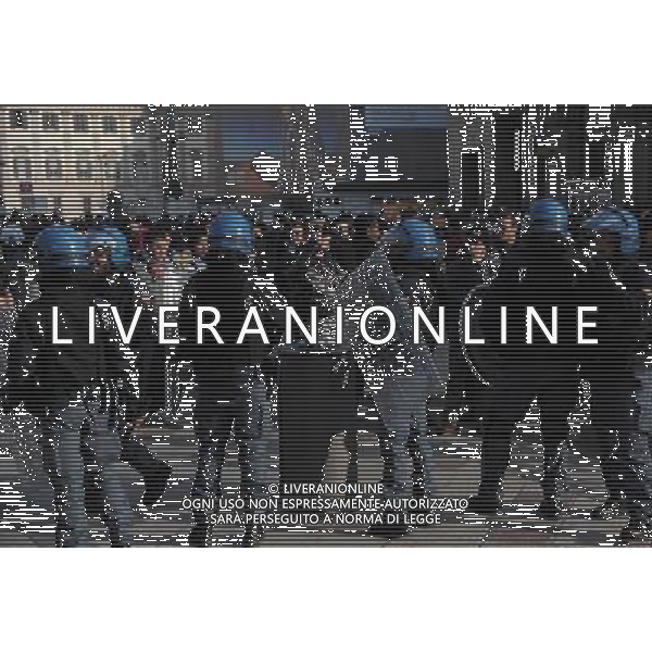 MILANO 24/2/2010 PIAZZA DUOMO TIFOSI DEL CHELSEA E DELL\' INTER SEPARATI DALLA POLIZIA FOTO ROMANO/AG ALDO LIVERANI