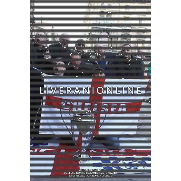 TIFOSI DEL CHELSEA IN PIAZZA DUOMO A MILANO PRIMA DELLA PARTITA DI CHAMPIONS LEAGUE INTER - CHELSEA © ANTONIO SORANO - AG. ALDO LIVERANI SAS