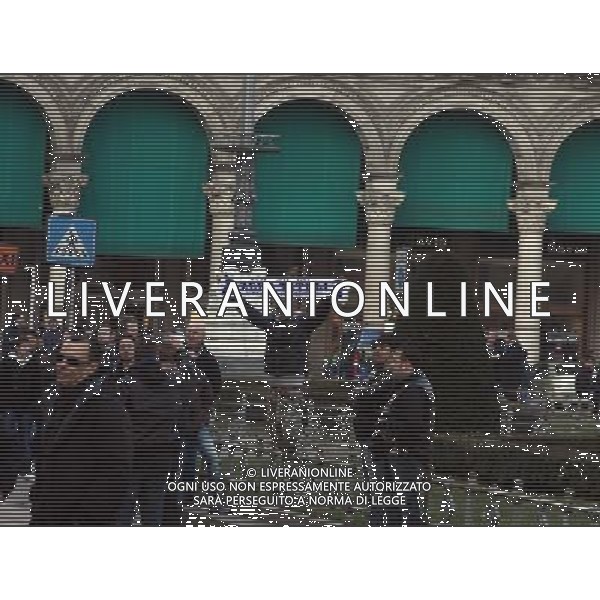 TIFOSI DEL CHELSEA IN PIAZZA DUOMO A MILANO PRIMA DELLA PARTITA DI CHAMPIONS LEAGUE INTER - CHELSEA © ANTONIO SORANO - AG. ALDO LIVERANI SAS